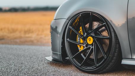 Sleek Porsche 911 GT2 Wheel Design for Enthusiasts wallpaper