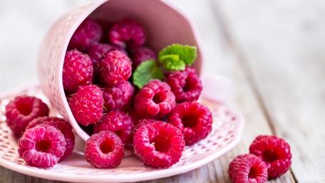 Vibrant Raspberries in a Charming Display wallpaper