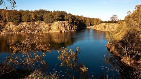 Tranquil Autumn Reflections in Nature's Embrace wallpaper