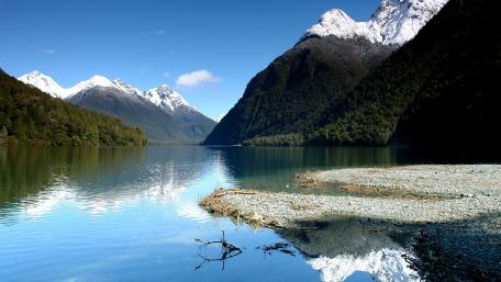 Serene Mountain Reflection on Tranquil Lake wallpaper