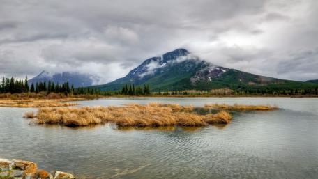 Tranquil Mountain Lake Scene wallpaper