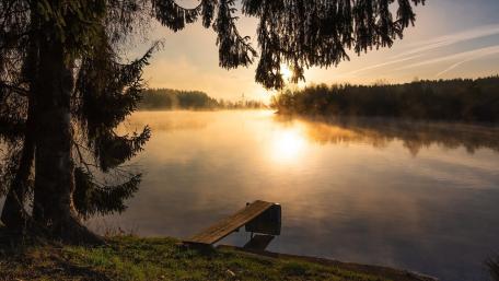 Serene Sunrise Over a Tranquil Lake wallpaper