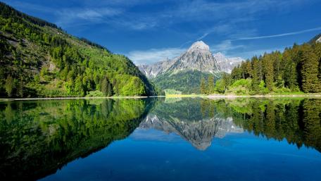 Serene Mountain Reflection in Tranquil Lake wallpaper