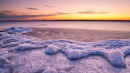 Winter Serenity at the Frozen Shoreline wallpaper