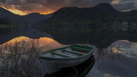 Tranquil Twilight Reflections in Nature's Embrace wallpaper