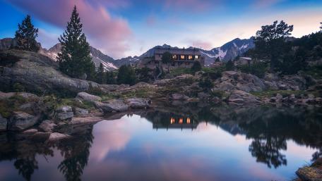 Tranquil Cottage Reflections in Nature's Embrace wallpaper