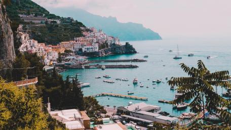 Idyllic Coastal Escape in Summer Splendor wallpaper