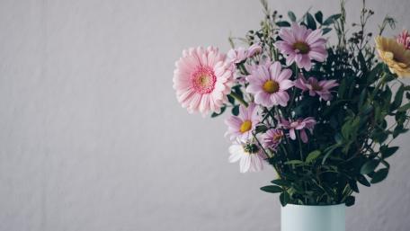 Delicate Pink Floral Arrangement for a Fresh Look wallpaper