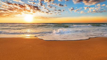 Golden Sunset Over Serene Beach wallpaper