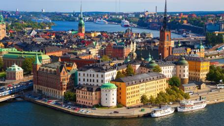 Scenic View of Vibrant City Life in Stunning 4K wallpaper