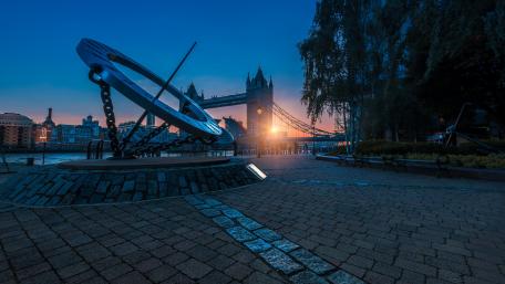 Twilight at Tower Bridge in London Cityscape Scene wallpaper