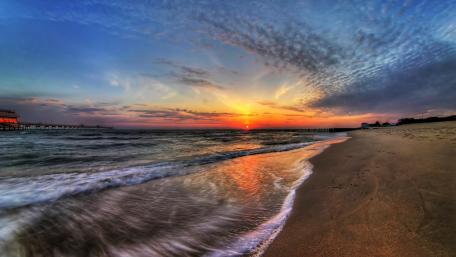 Serene Sunset Over Gentle Waves wallpaper