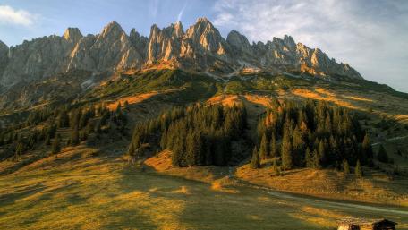 Majestic Mountain Peaks in Golden Sunset Light wallpaper