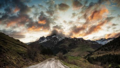 Majestic Mountain Landscape at Dusk wallpaper