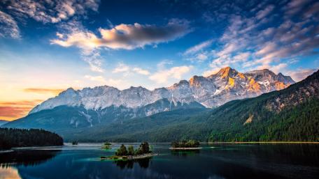 Majestic Mountain Landscape at Sunset wallpaper