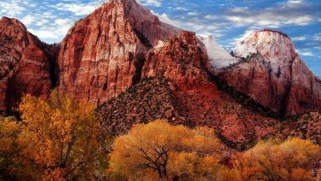 Majestic Mountains in Autumn's Embrace wallpaper