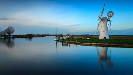 Tranquil Windmill Reflections in the Netherlands wallpaper