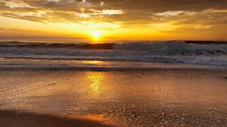 Golden Sunset Over Tranquil Waves wallpaper