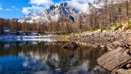 Majestic Mountain Reflections in Tranquil Waters wallpaper