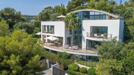 Modern Architectural Oasis Surrounded by Lush Greens wallpaper