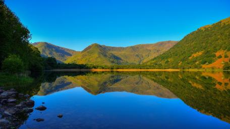 Serene Lake Under Clear Blue Sky wallpaper