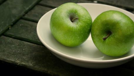 Fresh Green Apples on a White Plate wallpaper