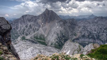 Majestic Mountain Landscape Captured in Nature's Splendor wallpaper