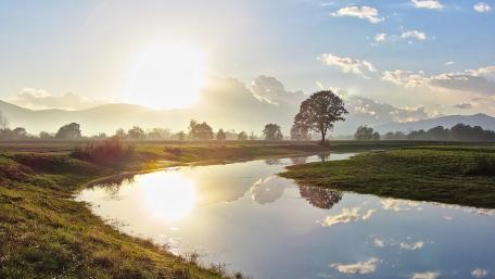 Serene Sunset Over Tranquil Waters wallpaper