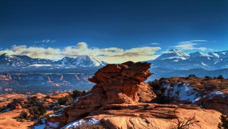 Majestic Rocky Landscape Under Clear Blue Skies wallpaper