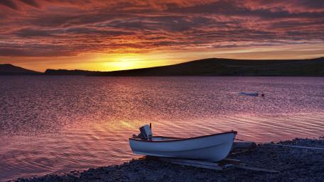 Serene Sunset on a Tranquil Lake wallpaper