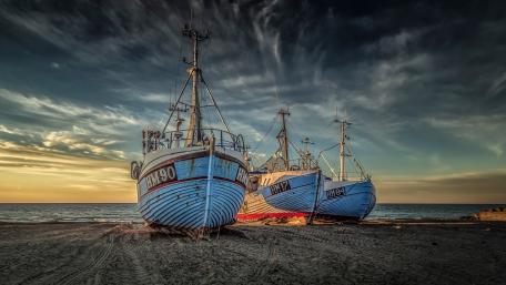 Ships on the beach wallpaper