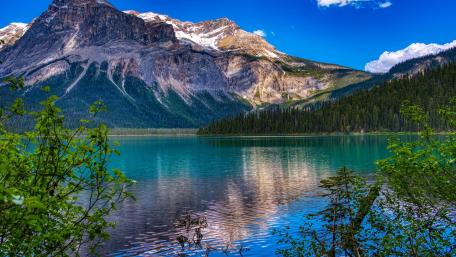Breathtaking Mountain Lake Reflection in Nature's Splendor wallpaper