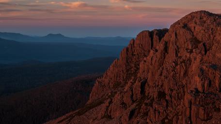 Majestic Mountain Peaks at Dusk wallpaper