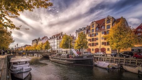 Picturesque Autumn Cityscape by the Canal wallpaper