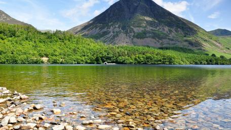 Serene Mountain Lake Reflection wallpaper