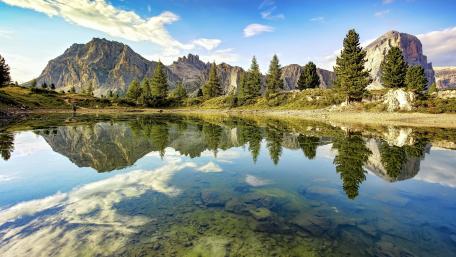 Serene Mountain Reflection in Tranquil Lake wallpaper