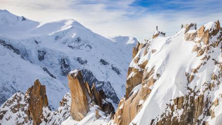 Majestic Snowy Mountainscape wallpaper