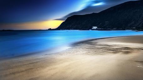 Serene Coastal Sunset Scene wallpaper