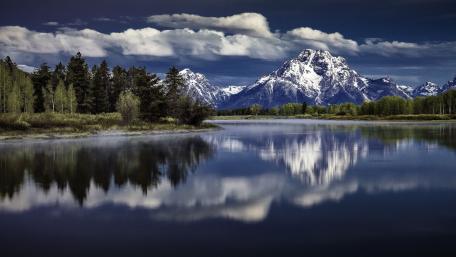 Majestic Mountain Reflections in Tranquil Lake wallpaper