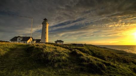 Serene Lighthouse at Dusk wallpaper