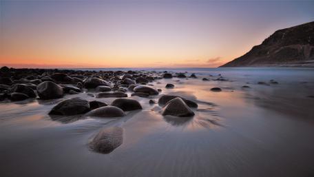 Tranquil Coastline at Dusk wallpaper