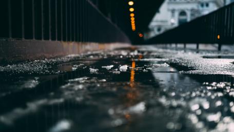 Urban Reflection in Vibrant 4K Quality wallpaper