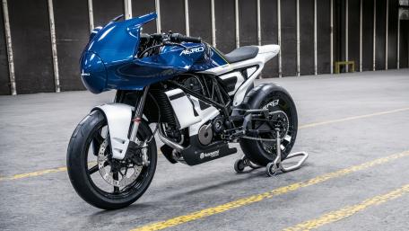 Sleek Performance Motorcycle Wallpaper wallpaper