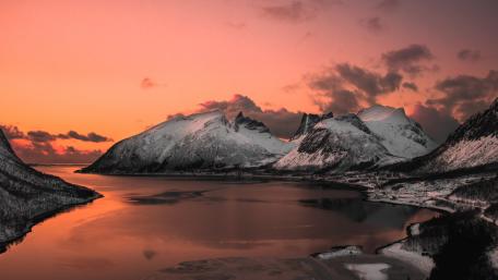 Majestic Mountains at Dusk wallpaper