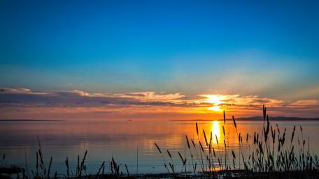 Tranquil Sunset Over Serene Lakeside Scene wallpaper