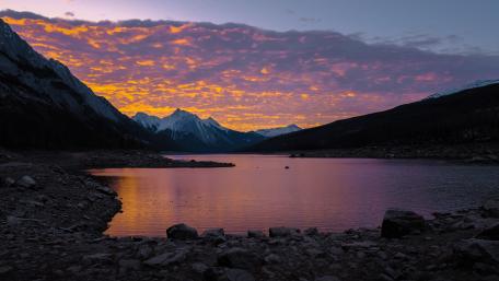 Majestic Mountains and Serene Lake at Dusk wallpaper