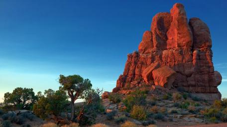 Majestic Red Rock Formation Under Clear Blue Sky wallpaper