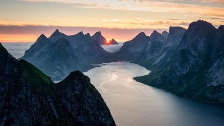 Majestic Mountains Reflecting in Serene Waters wallpaper