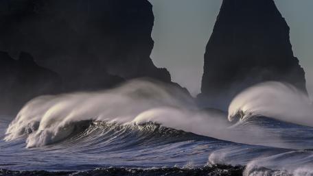 Majestic Ocean Waves in Motion wallpaper
