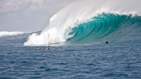 Majestic Ocean Waves Inviting Surfers to Adventure wallpaper